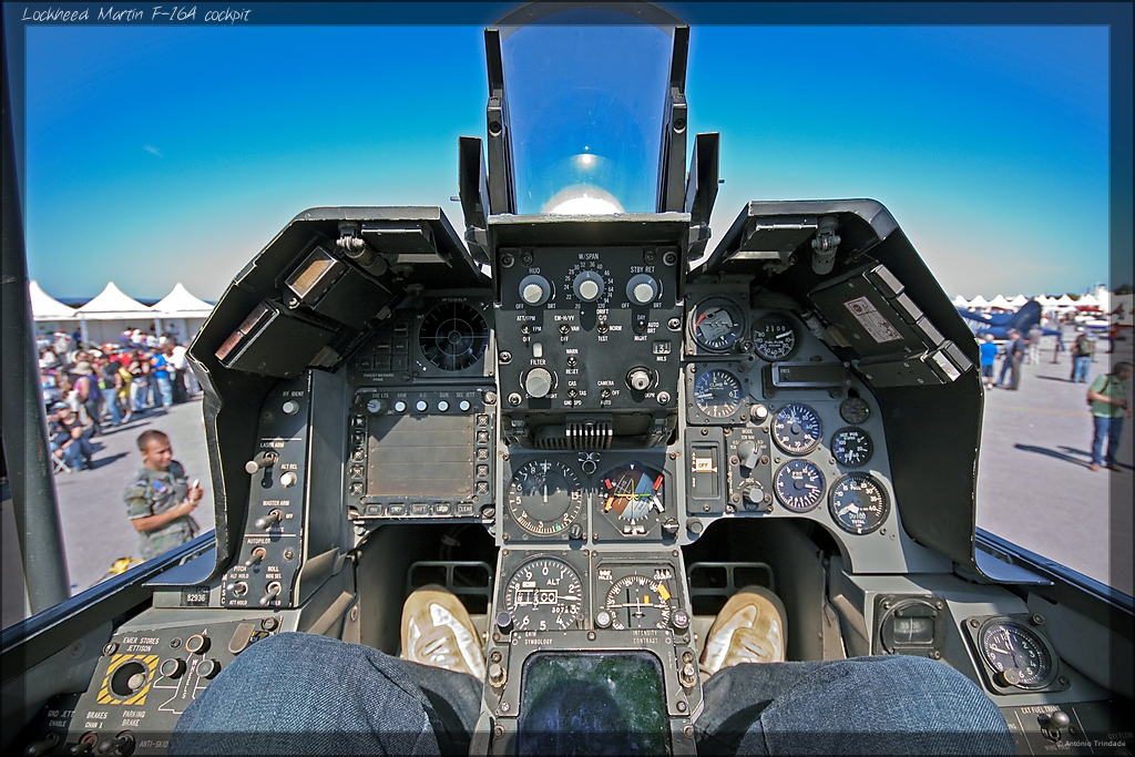 cockpit-do-f-16-fotografia